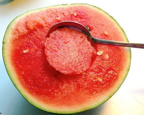 网红吃瓜勺子超大视频,惊呆网友眼球！